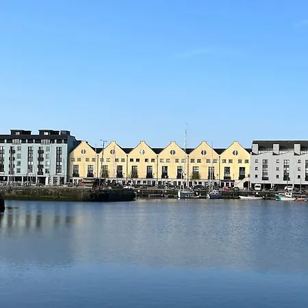 5-bedroom City Centre Townhouse On The Long Walk *