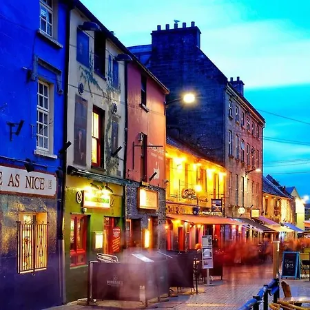 5-bedroom City Centre Townhouse On The Long Walk Holiday home Galway